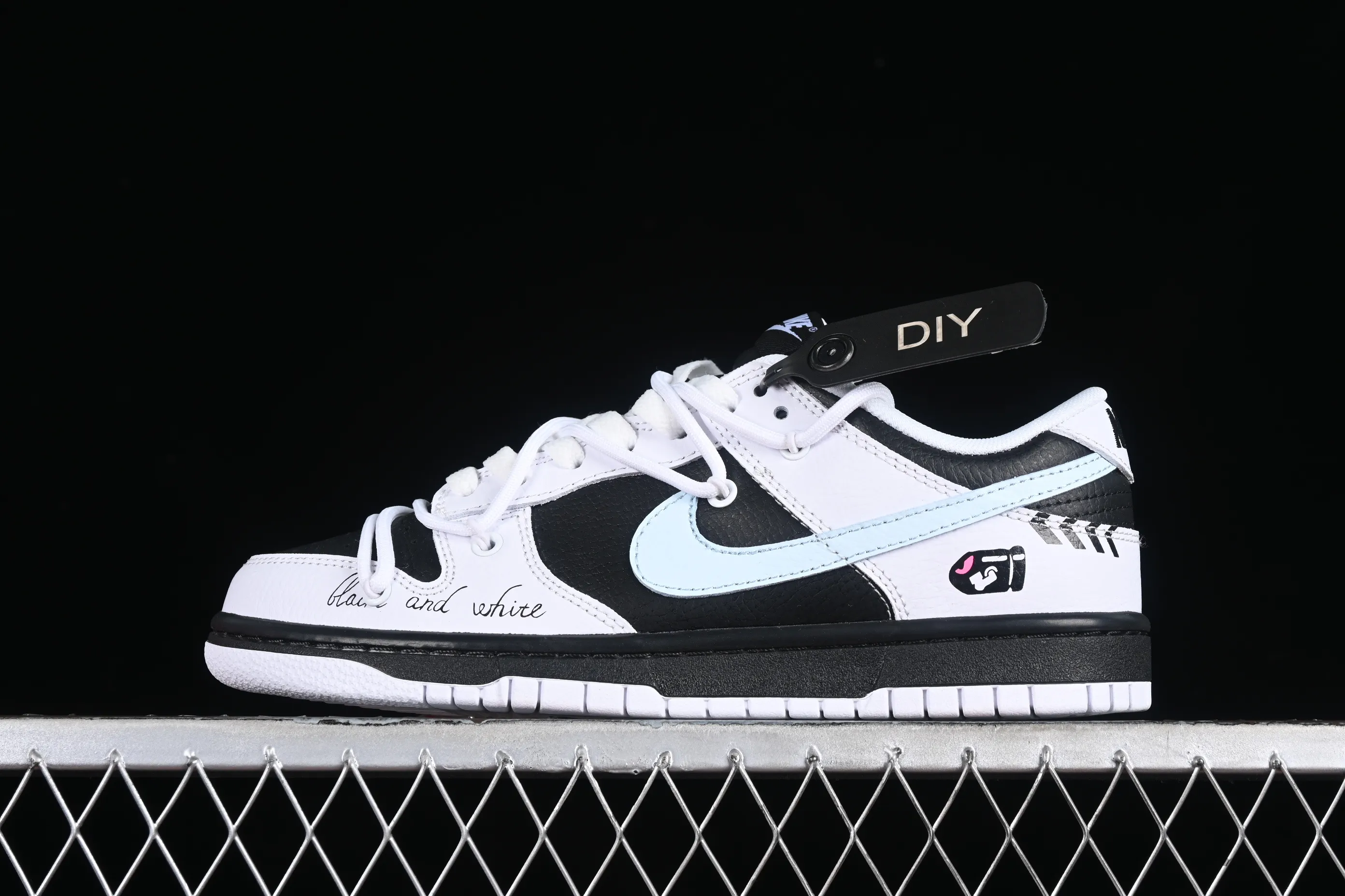 All categories Nk SB Dunk series Nk SB Dunk Low low-top sneakers Nk Dunk Low "Reverse Panda" Speed ​​racing black and white panda graffiti contrasting color SB strap low-top casual sneakers FD9064-011